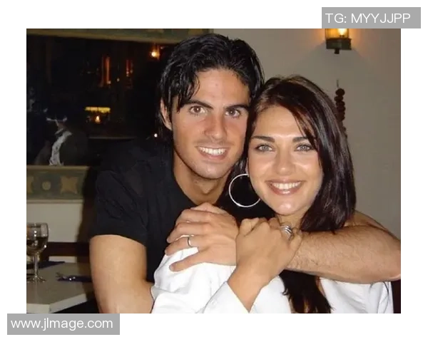 足球明星背后的女人 揭秘球星们的女友与爱情故事